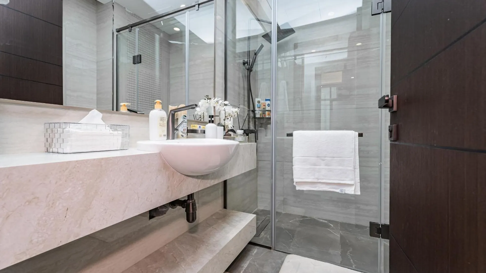 Brand New 2Br In Nobles Tower - Pool Gym And Premium Business Bay Living, Managed By Think Realty Lägenhet Dubai